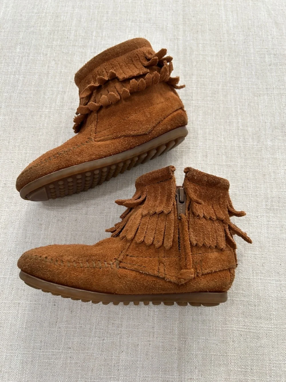 Minnetonka Moccasins Kids 9 Fringe Suede Ankle Boots in Chestnut Brown